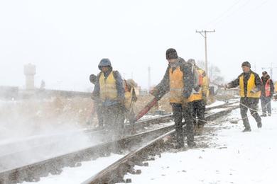 黑龍江：清冰除雪保障鐵路運(yùn)輸安全暢通