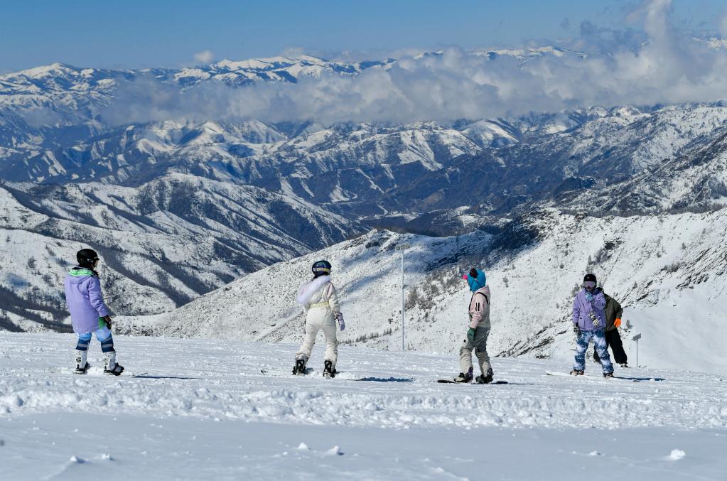 新華全媒＋丨四月，在新疆可可托海弄雪