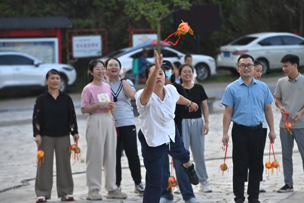 多彩民俗促團結