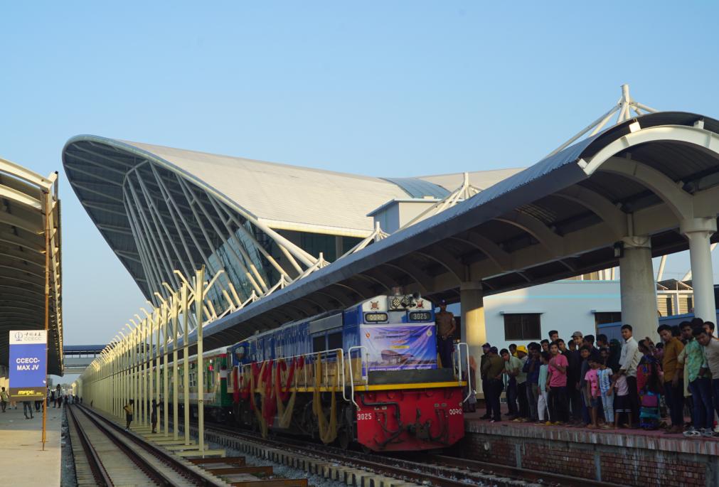 中企承建孟加拉國(guó)重要鐵路項(xiàng)目舉行通車(chē)儀式